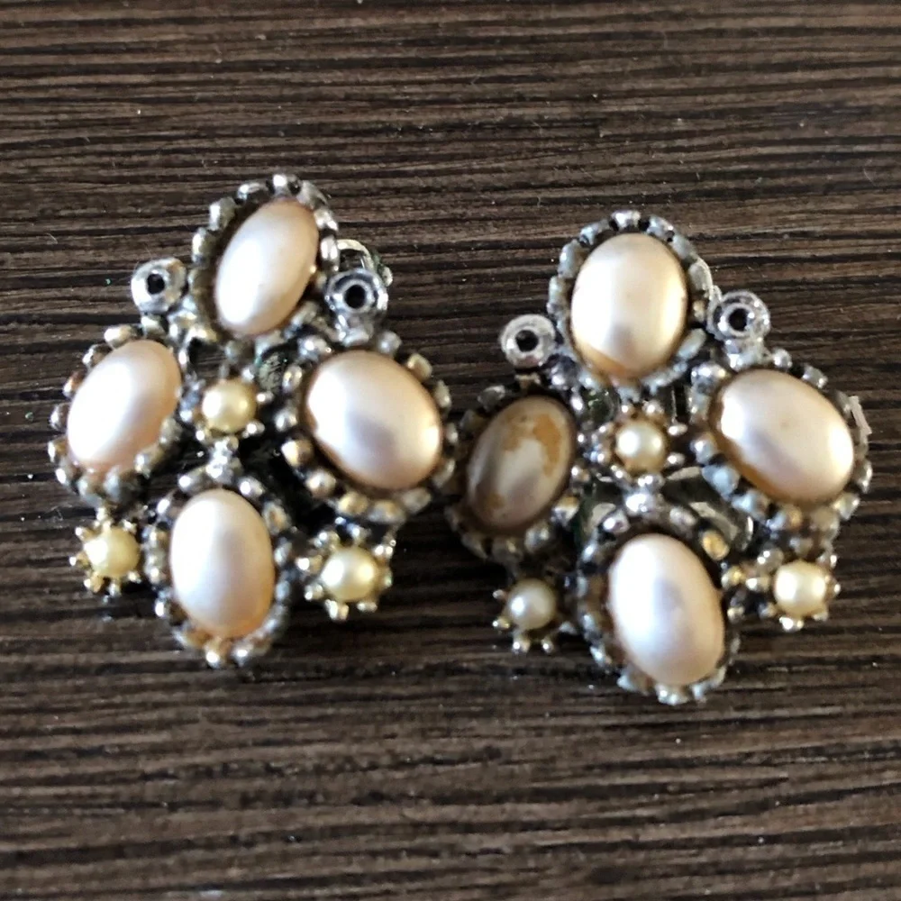 Vintage Mid-Century cream & silver metal clip-on earrings